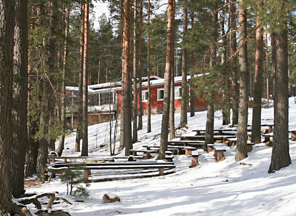 Leirikeskuksen piha-aluetta